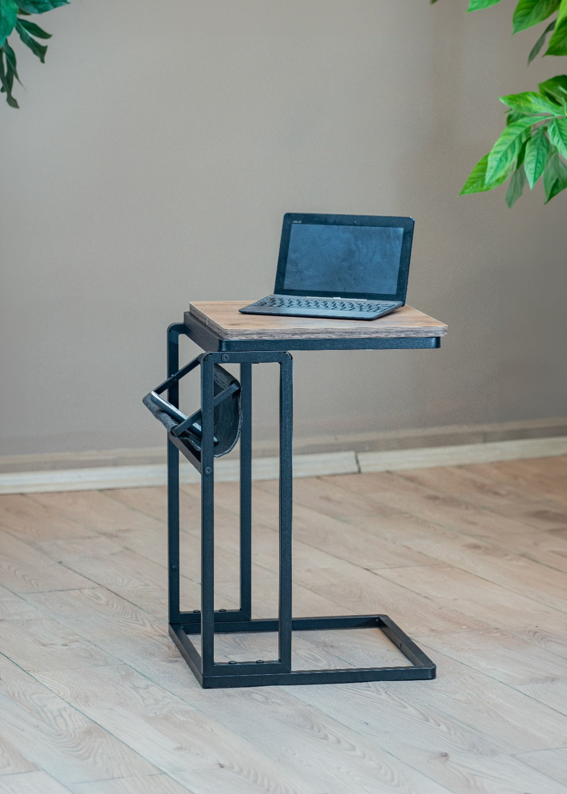 Sidebord eller sofabord med magasinholder