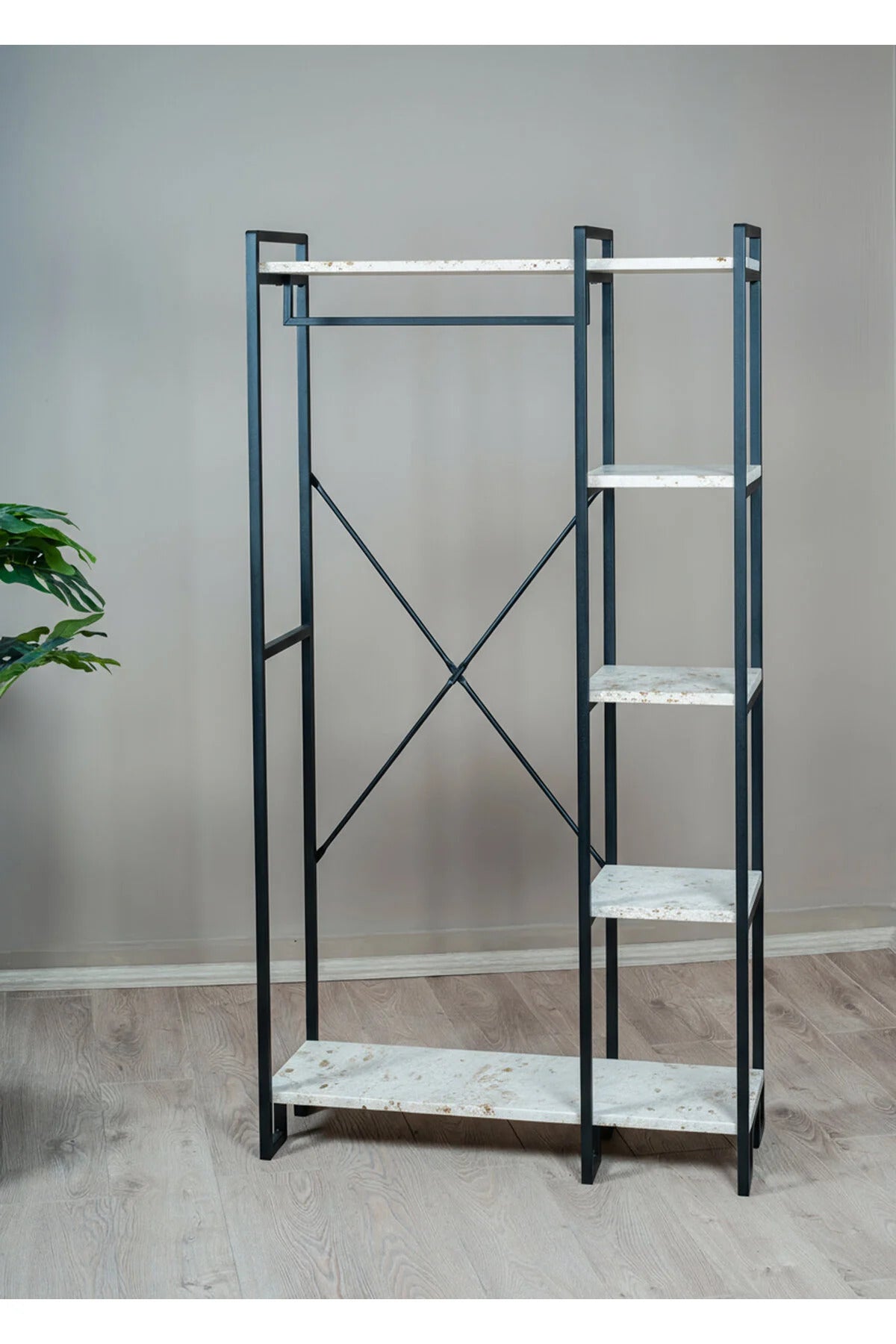 Åben garderobe tøjstativ med hylder