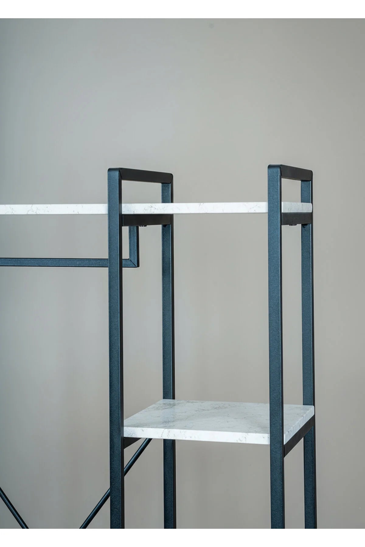 Åben garderobe tøjstativ med hylder