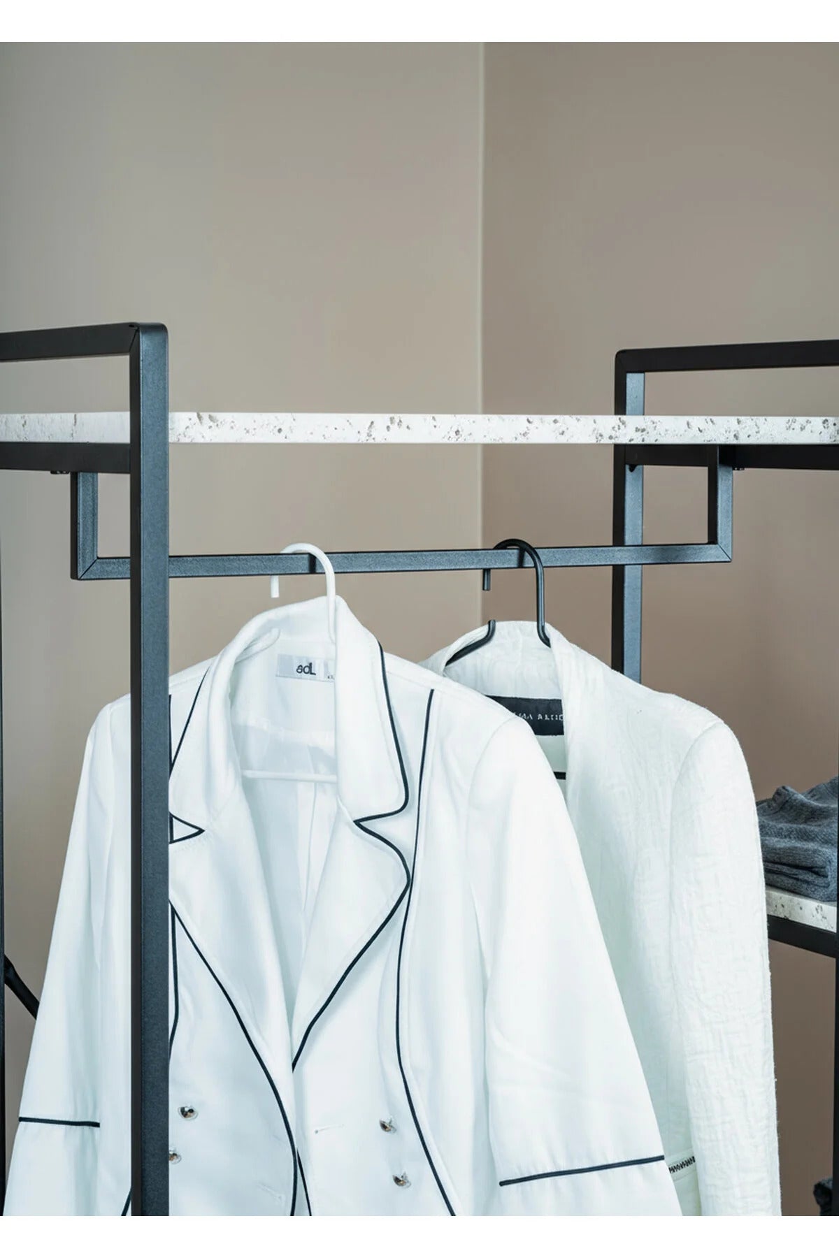 Åben garderobe tøjstativ med hylder