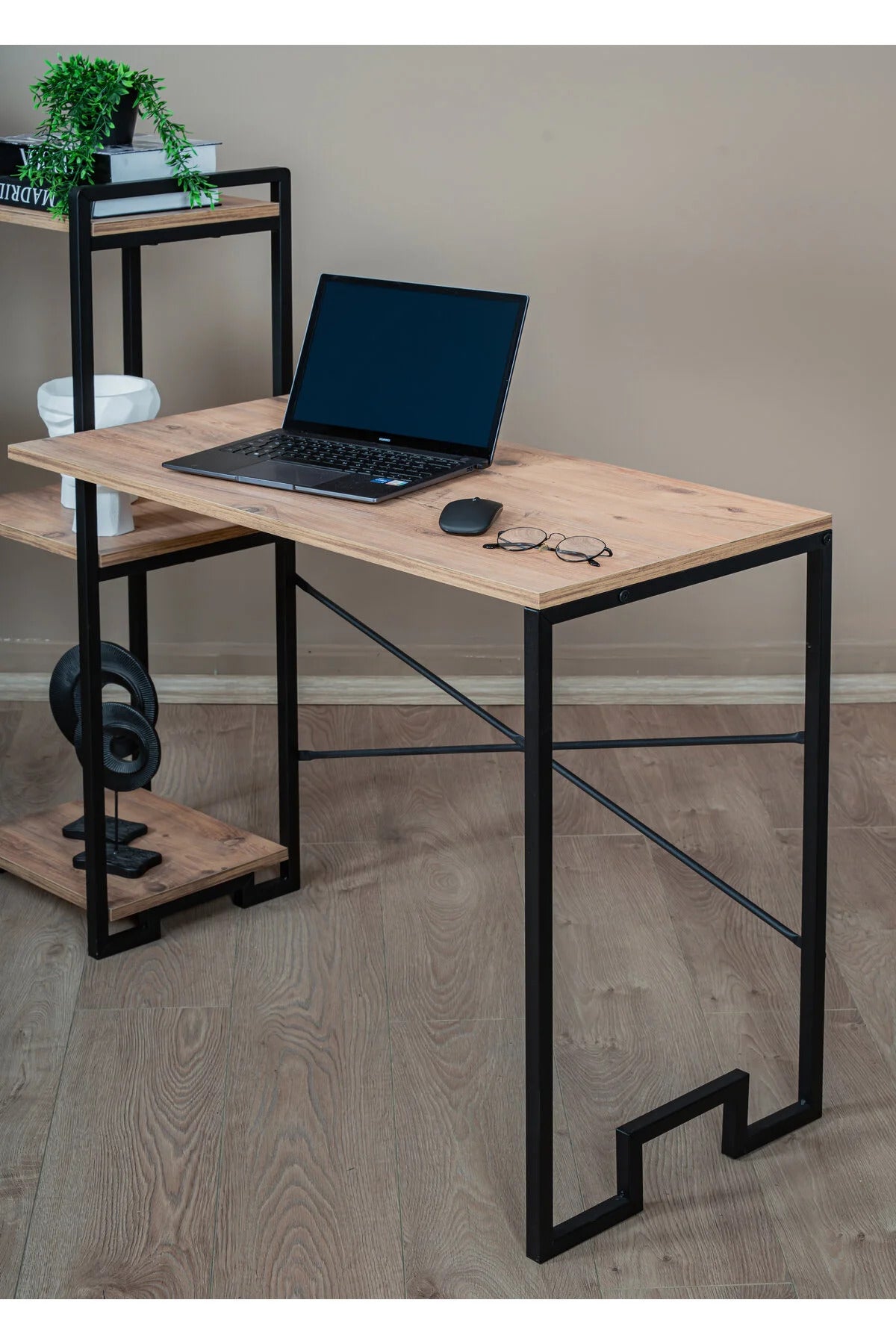 Skrivebord, metal / egetræsmønstret